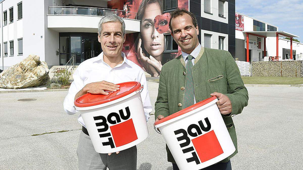 Die Geschäftsführer Georg Bursik und Robert Schmid nach dem Closing bei Baumit Klagenfurt