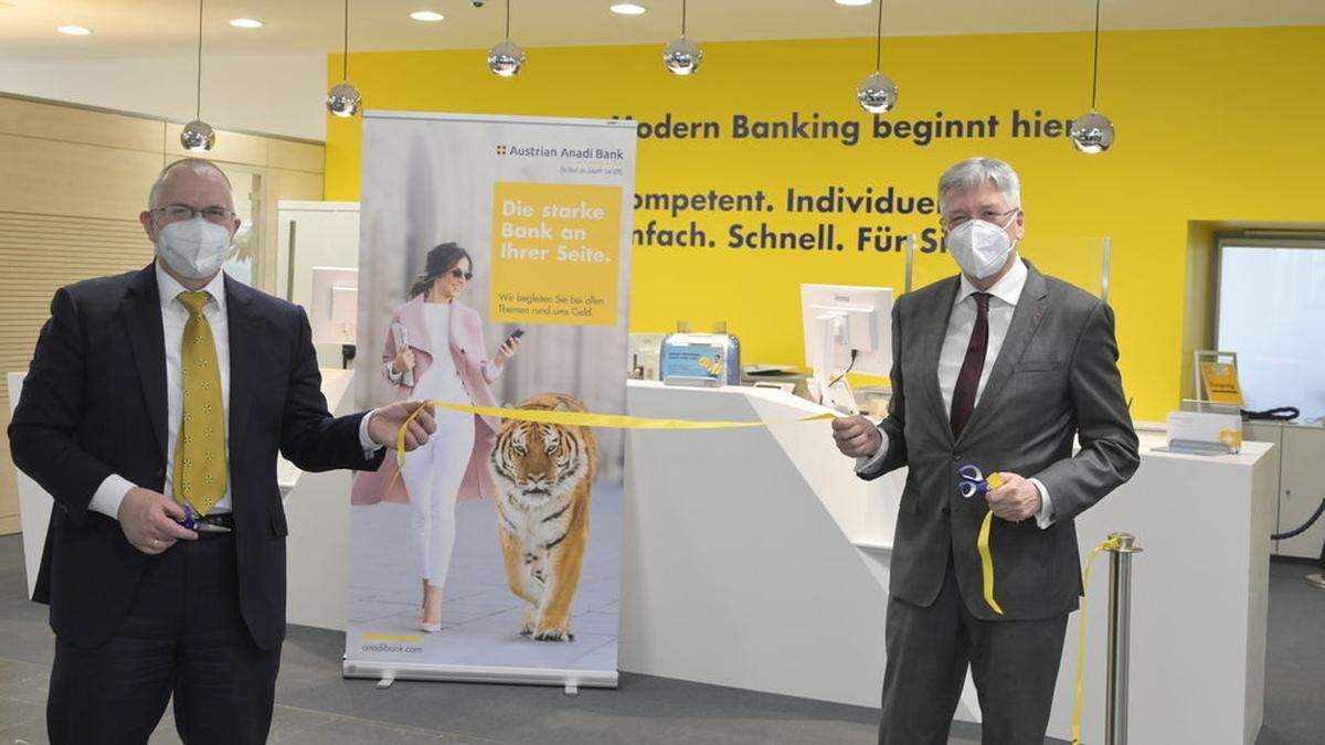 CEO Christian Kubitschekvund LH Peter Kaiser bei der Wiedereröffnung der Filiale in der Domgasse in Klagenfurt