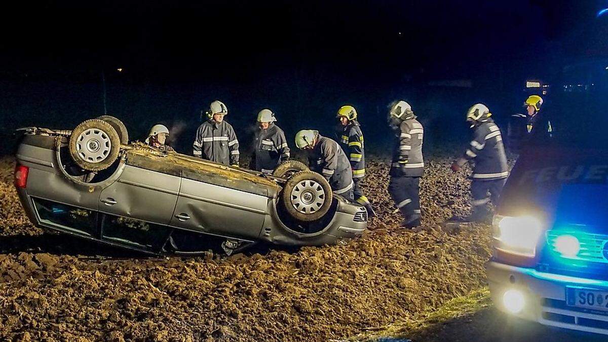 Das Unfallfahrzeug im Acker in Gnas