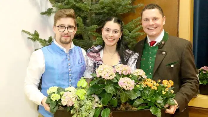 Wenn die Bauernschaft (Raphael Pliemitscher, rechts) und die Landjugend (LJ) Eberstein (Obmann Markus Leitner, Leiterin Pia Pliemitscher) zum Ball laden, ist der Besucheransturm vorprogrammiert. Wie am Samstagabend im örtlichen Kultursaal. 
