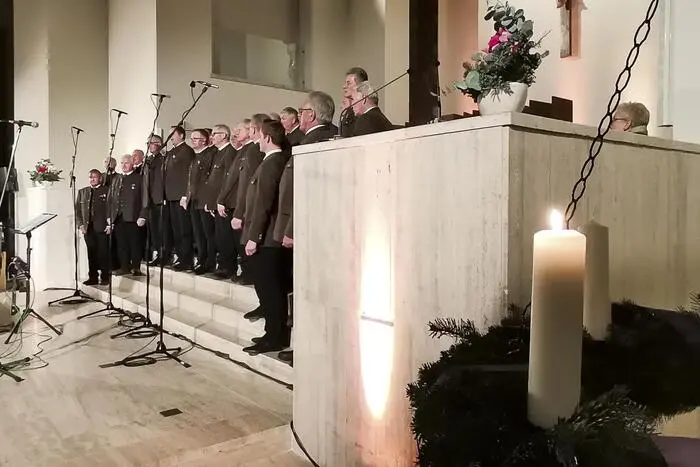 Mit Liedern wie „Wia so a Jahrle sich schnell umadraht“ oder dem „Kalenderlied“ erfreuten die Sänger die Besucher.