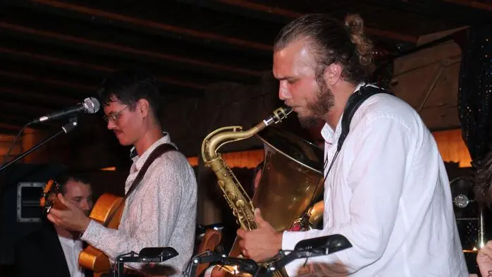 Das elfköpfige „Sunshine Orchestra“ mit Frontman Eddie Luis präsentierte im Rahmen des Schilcherhof-Sommerfestivals in Ligist einen Querschnitt des neuen Albums „Große Kleinigkeiten – Tall and Small“ und begeisterte die vielen Besucher mit Evergreens der 20er-Jahre, weltberühmten Filmschlagern und exquisitem Swing.