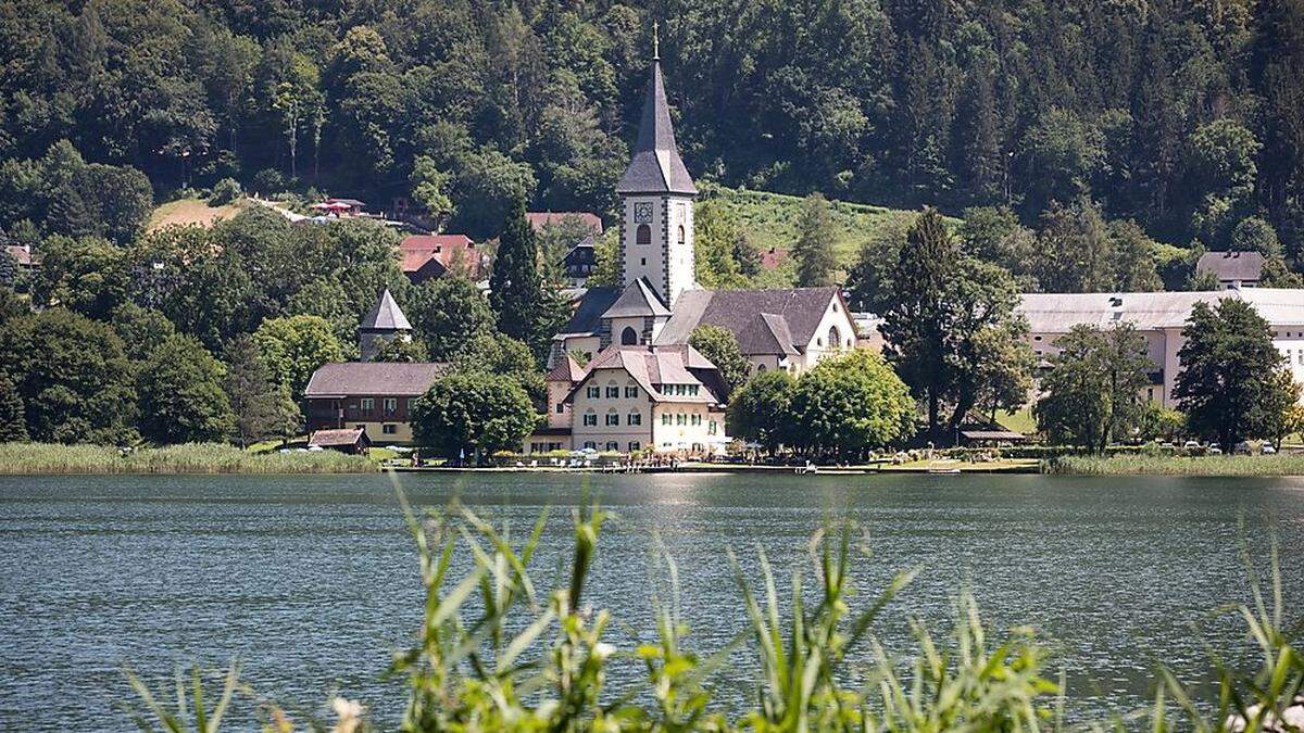 Der Lindenhof liegt in Bodensdorf, am Nordufer des Ossiacher Sees (im Bild das Stift Ossiach) 