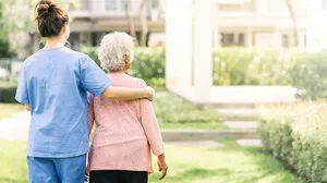 Der Eintritt in ein Pflegeheim kann für Betroffene erleichtert werden, wenn sie in den Umzugsprozess eingebunden werden