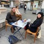 Alex und Lea haben es sich am Hauptplatz gemütlich gemacht ...