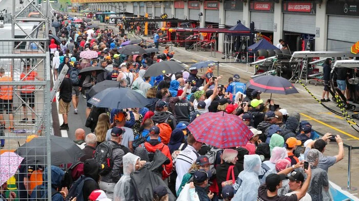 Kurz nach 15 Uhr öffneten sich am Donnerstag die Tore der Start-Ziel-Geraden des Red Bull Rings für die Fans, die teilweise stundenlang tapfer auf den Tribünen ausgeharrt hatten.