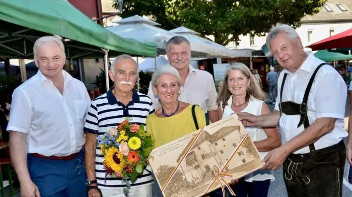 Bezirkshauptmann Heinz Pansi, Wolfgang Hazivar, Brigitte Szeiler, die Gastgeber Helmut und Roswitha Simschitz sowie Bürgermeister Leopold Astner