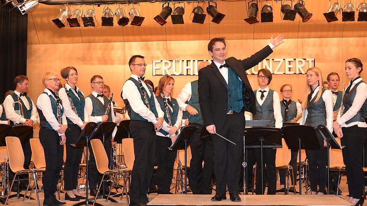 Die Stadtkapelle Feldkirchen unter Kapellmeister Michael Uhr feiert am Samstag beim Bezirksmusiktreffen