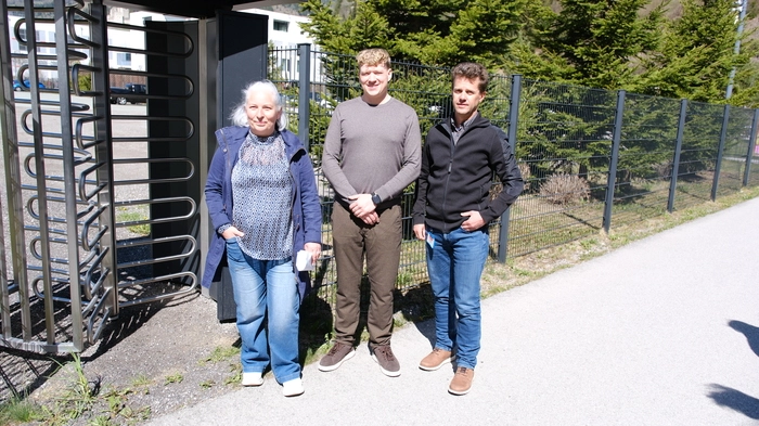 Auch die Drehtür zum Loacker-Firmengelände bleibt ungenutzt. Von links nach rechts: Betriebsrätin Sabine Walder, Mitarbeiter Lukas Prautzsch und Geschäftsführer Gerhard Figl
