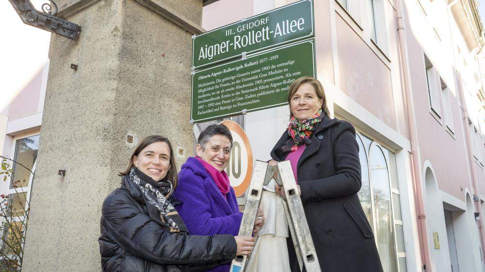 Gemeinderätin Manuela Wutte und Vizebürgermeisterin Judith Schwentner (beide Grüne) mit Elke Achleitner vom Stadtvermessungsamt