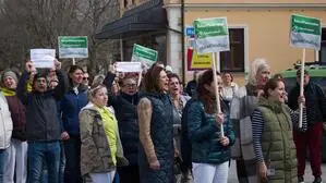 In Aflenz begehrte man am Mittwoch mit Plakaten und Pfeifen gegen eine mögliche Schließung des Reha-Zentrums auf