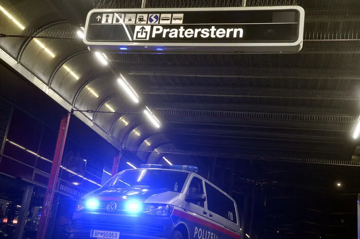 Die erste Attacke ereignete sich vor einem japanischen Restaurant im Bereich Nestroyplatz am Aufgang der U1. Derzeit sei unklar, ob die Personen von der U-Bahn oder aus dem Lokal gekommen waren, so die Polizei. Bei den Schwerverletzten handelt es sich um eine österreichische Familie, neben den Eltern wurde auch deren erwachsene Tochter mit einem Klappmesser angegriffen.