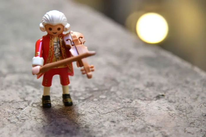 Auch Mozart war bereits eine Playmobilfigur. Der deutsche Spielwarenkonzern macht seit Jahren Sonder-Editionen, die sich immer sehr gut verkaufen. Die Mozart-Figur wurde gemeinsam mit Wissenschaftlern des Mozarteums erarbeitet - anhand eines Originalporträts.