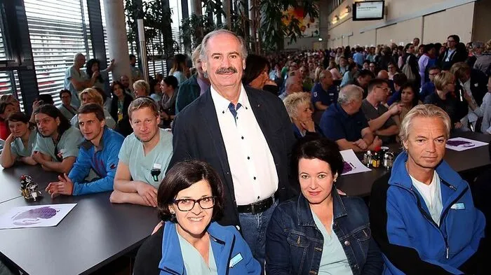 Betriebsratsobmann Arnold Auer (stehend) zeigte sich gerührt,  dass sich die Mitarbeiter so geschlossen hinter eine Forderung der Personalvertretung gestellt haben