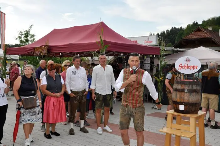 Wuksch begrüßte die Gäste, 
 unter anderem eine Abordnung der Partnergemeinde Romans d‘ Isonzo mit Bürgermeister Michele Calligaris 