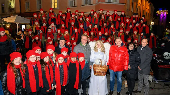 Stimmungsvoll wurde Freitagabend die Adventstadt am Leobener Hauptplatz eröffnet. Sogar das Leobener Christkind war mit dabei und sorgte bei den Kindern für leuchtende Augen.