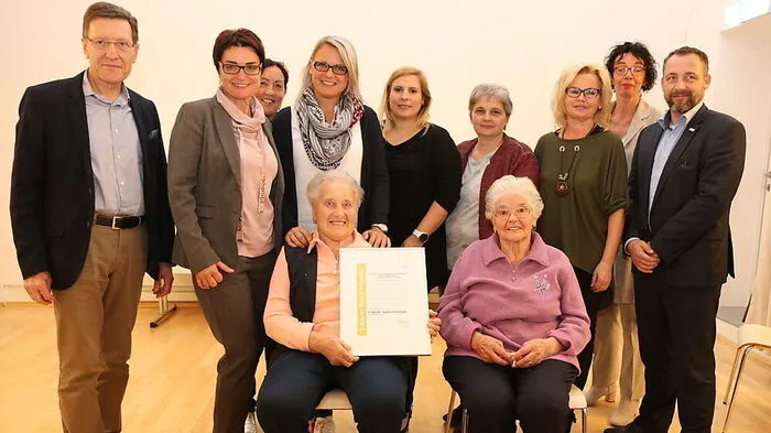 Das Team des Ernst Schwarz Hauses freut sich über die Auszeichnung