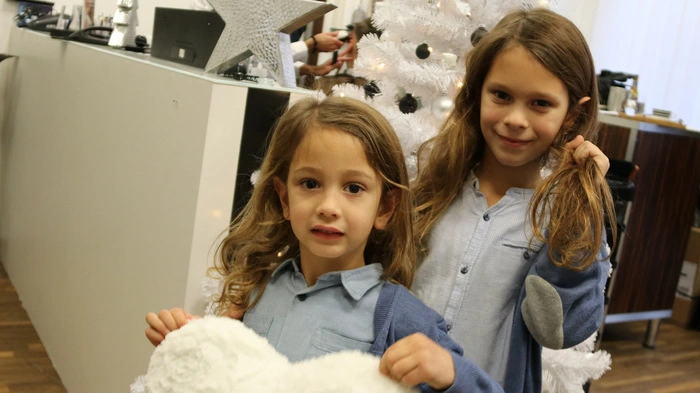 Laurell (7) und Leon (5) Hardank aus St. Primus haben am Freitag ihre langen Haare schneiden lassen, um sie dem Verein Haarspender als Weihnachtsgeschenk zu übergeben.