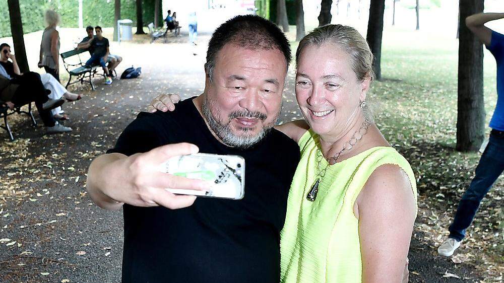 Direktorin Agnes Husslein mit dem chinesischen Künstler Ai Weiwei, dessen Installation derzeit gerade im und um das Belvedere zu sehen sind