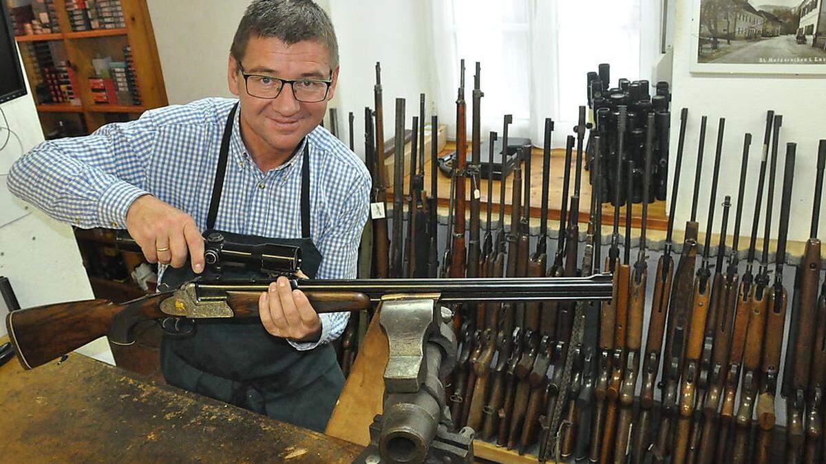 Hunderte Arbeitsstunden steckt der Wolfsberger Büchsenmacher-Meister Gerald Sabitzer in die Neuanfertigung eines Gewehrs