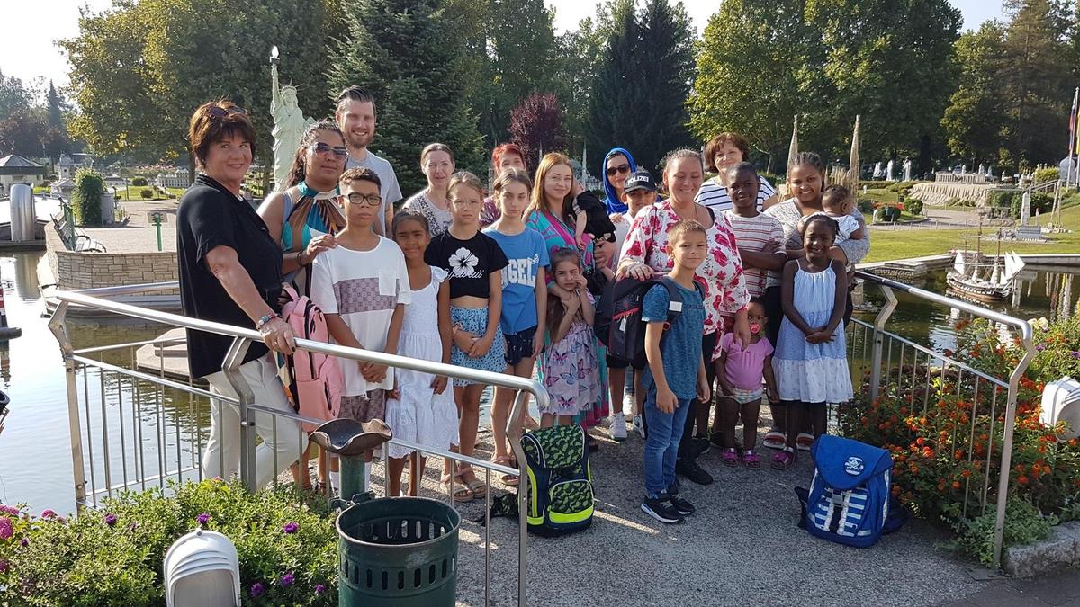 In Minimundus wurden die neuen Schultaschen übergeben