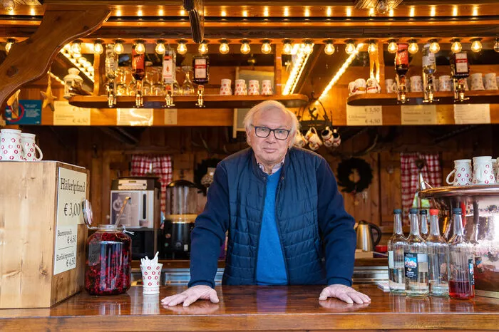 Klaus Rüdiger verkauft Glühwein am Südtiroler Platz. Der Lockdown ist für ihn und andere Standler "sehr schwierig". 