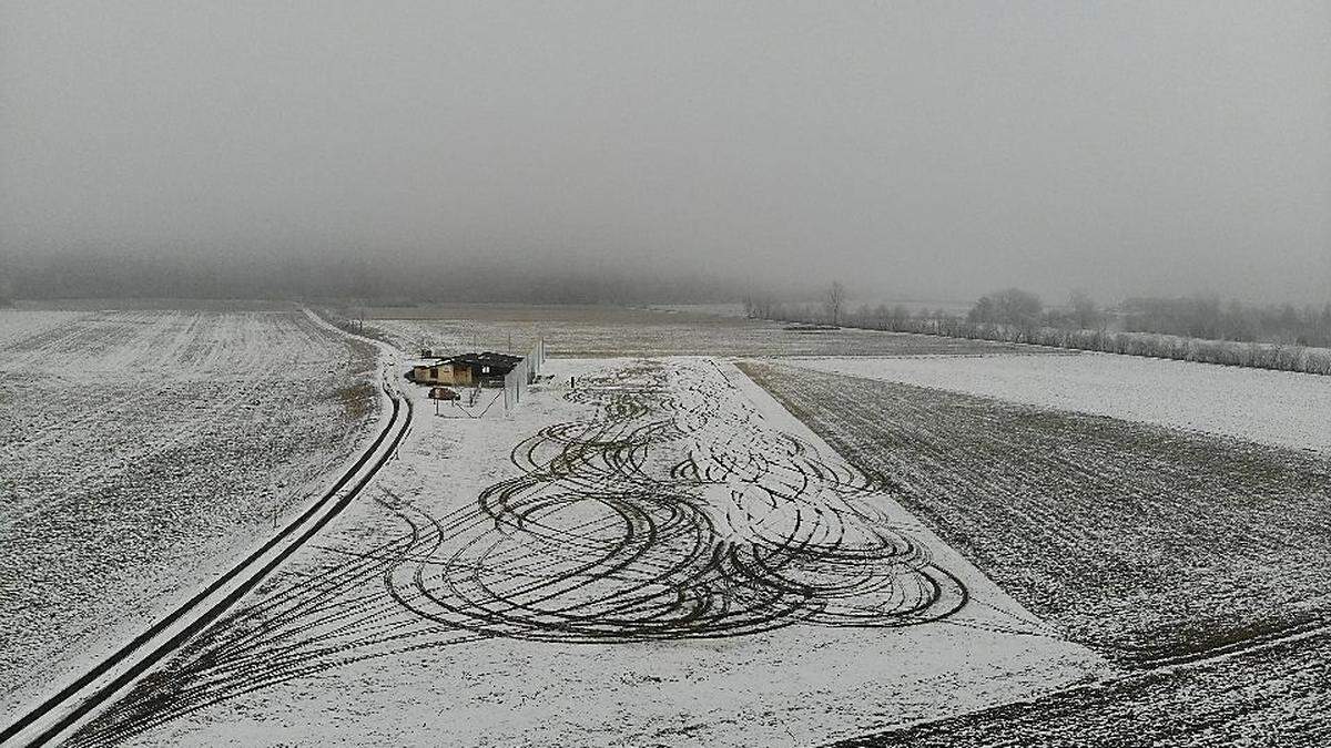 Der Spuren am Flugplatz sind deutlich sichtbar