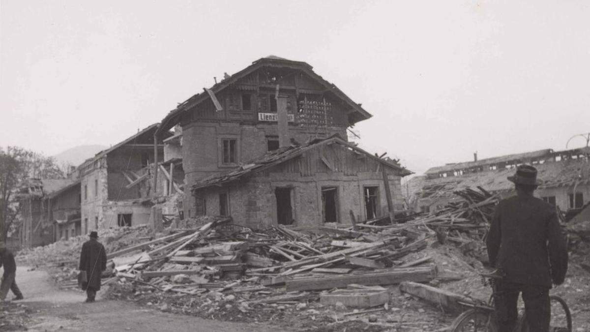 Der Bahnhof in Lienz nach einem schweren Bombenangriff im Februar 1945