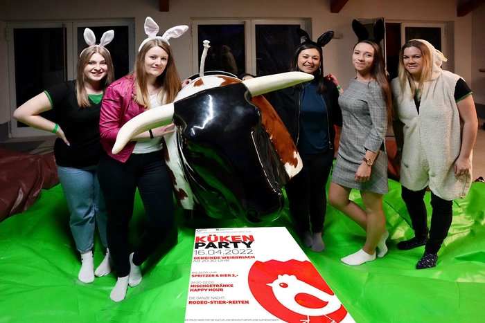 Osterhäsinnen treffen auf Küken