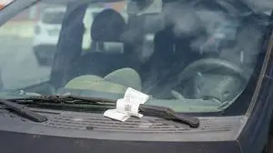 Bari, Italy - September 22, 2023: A car has a parking ticket on the windshield. Penalty for parking illegally or without a parking ticket *** Ein Auto hat auf einem Parkplatz ein Knöllchen, Strafzettel an der Windschutzscheibe. Strafe für Falschparken oder Parken ohne Parkticket