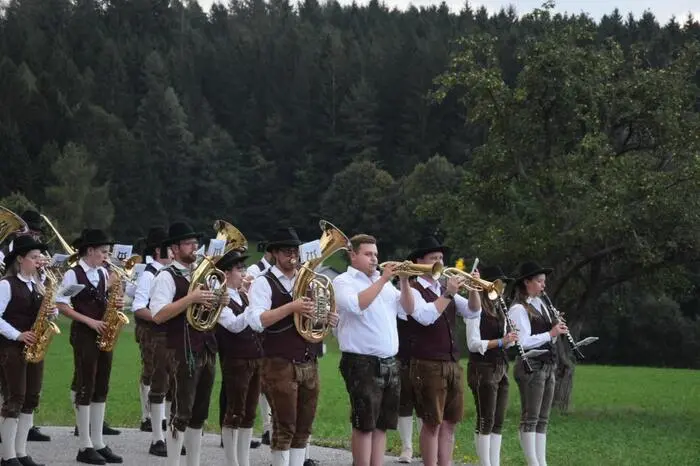 Ein Dämmerschoppen unterhielt die Festbesucherinnen und -besucher, der Maibaum wurde verlost und in den Abendstunden wurde bei der Maytreeparty anständig gefeiert. 