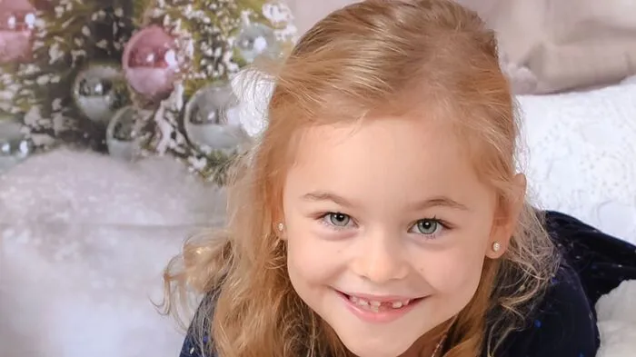 Das Christkind schaut bei Schneefall durch das Fenster und beobachtet, wie die Familie Stocker Christbaum und Geschenke bewundert. Dieses Bild stammt von Johanna Stocker aus der Gemeinde Gaal.