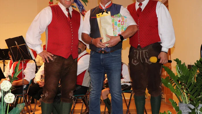 Der langjährige Kapellmeister Günther Klingspiegel wurde vom Obmann und Kapellmeister für seine hervorragende Tätigkeit geehrt!