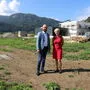 Max Lercher und Lydia Künstner-Stöckl vor der in Bau befindlichen Postbasis und jener noch unbebauten Fläche, auf der ein Gewerbepark entstehen soll