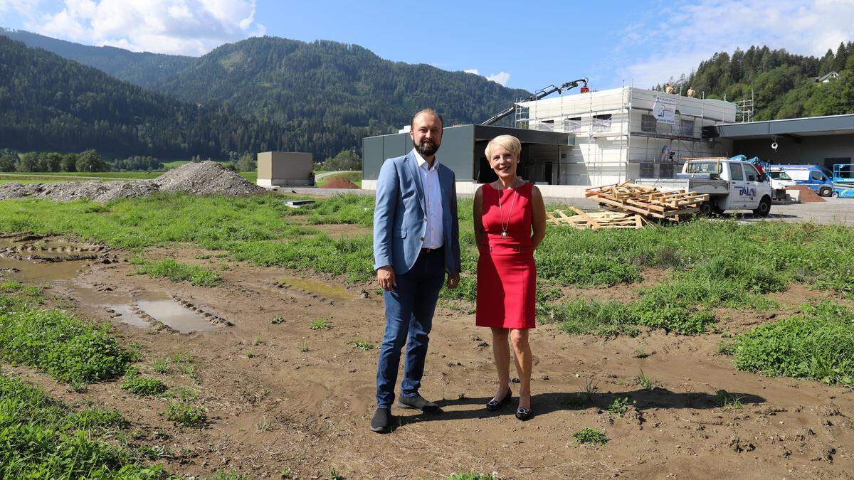 Max Lercher und Lydia Künstner-Stöckl vor der in Bau befindlichen Postbasis und jener noch unbebauten Fläche, auf der ein Gewerbepark entstehen soll