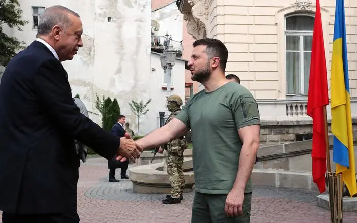 This handout picture taken and released by Turkish Presidential Press Service on August 18, 2022 shows Turkish President Tayyip Erdogan (L) and Ukrainian President Volodymyr Zelensky (R) as they meet in Lviv, Ukraine. - Turkey's President Recep Tayyip Erdogan and UN chief Antonio Guterres were convening in the western city of Lviv. The two were key brokers of a deal last month with Moscow and Kyiv allowing the resumption of grain exports from Ukraine after Russia's invasion blocked essential global supplies. A spokesman for Guterres said that the UN chief, Ukrainian President Volodymyr Zelensky and Erdogan will discuss the grain deal, as well as 