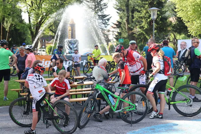 Nach dem Startschuss durch den Bärnbacher Bürgermeister Bernd Osprian ging es für die Teilnehmer auf zwei Rädern gemütlich vom Fuchsbrunnen im Stadtpark über Afling, Kainach und den Gasthof Sauer wieder zurück zum Startpunkt nach Bärnbach.