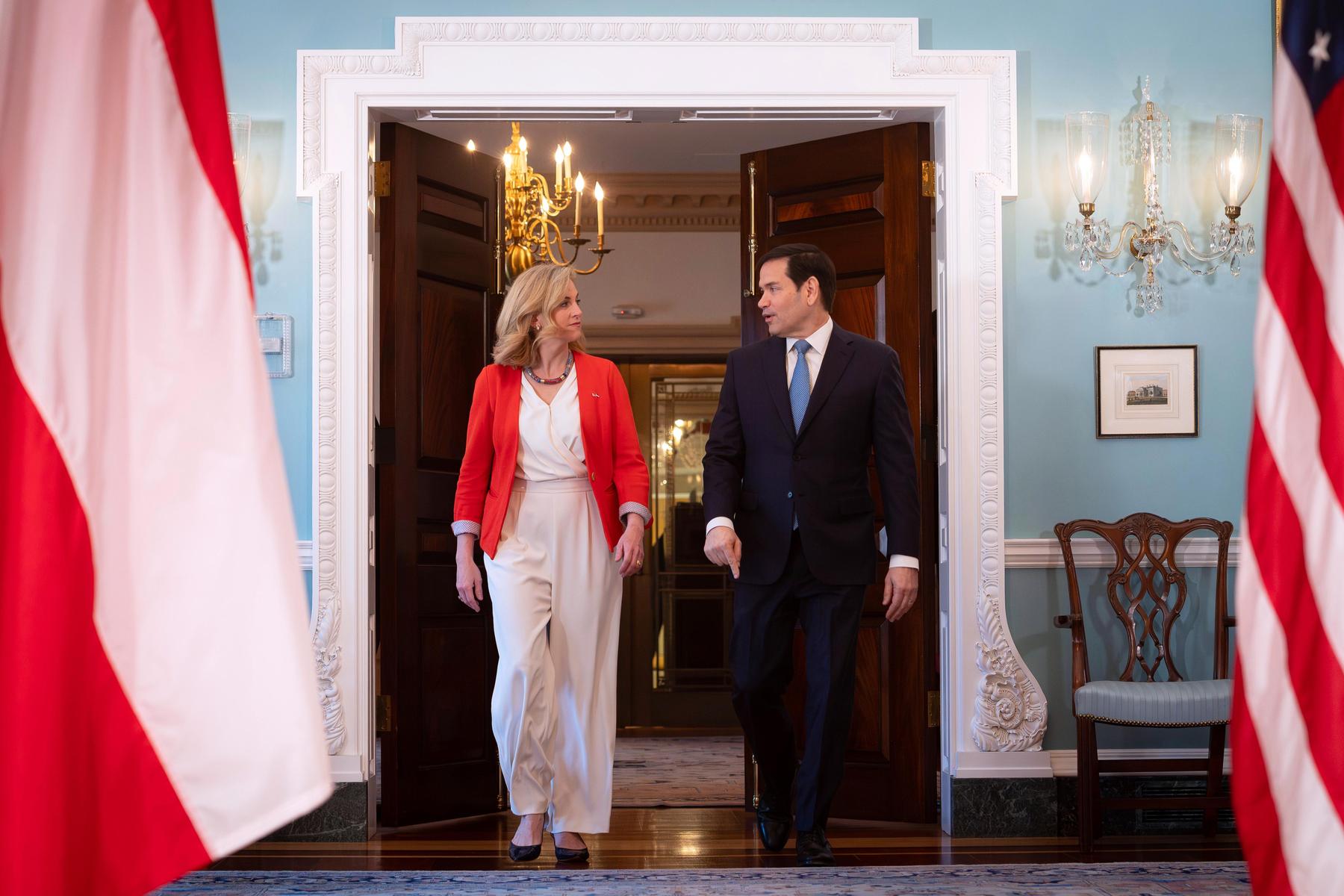 Außenministerin in Washington: Amerika zuerst, aber nicht allein