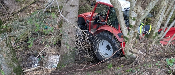Das Bild zeigt den abgestürzten Traktor