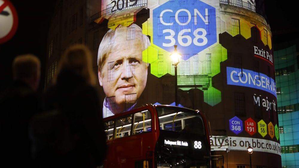 Premierminister Boris Johnson, projiziert auf das Londoner BBC-Gebäude.