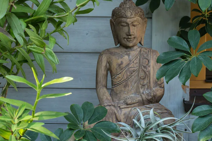 Egal ob Buddhismus oder Hinduismus - Religionen faszinieren den Hausherrn.