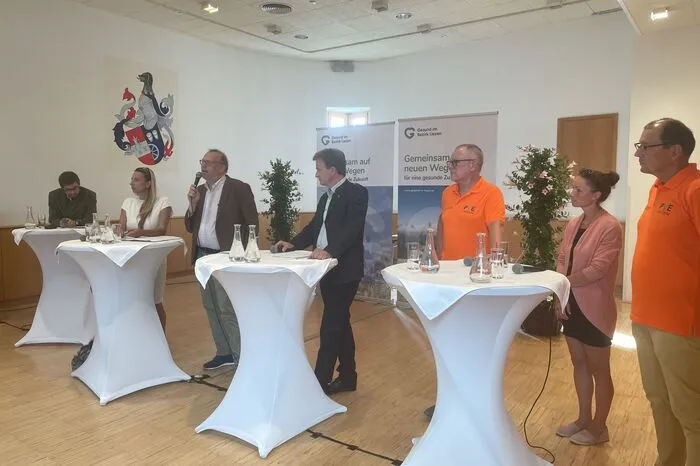 Mit dabei waren Juliane Bogner-Strauß (Gesundheitslandesrätin), Michael Koren und Bernd Leinich (Geschäftsführer des Gesundheitsfonds Steiermark und die drei Mitarbeiter im Gesundheitszentrum (Gerhard Kummer, Barbara Mandlbauer-Bahar und Franz Kotzent)