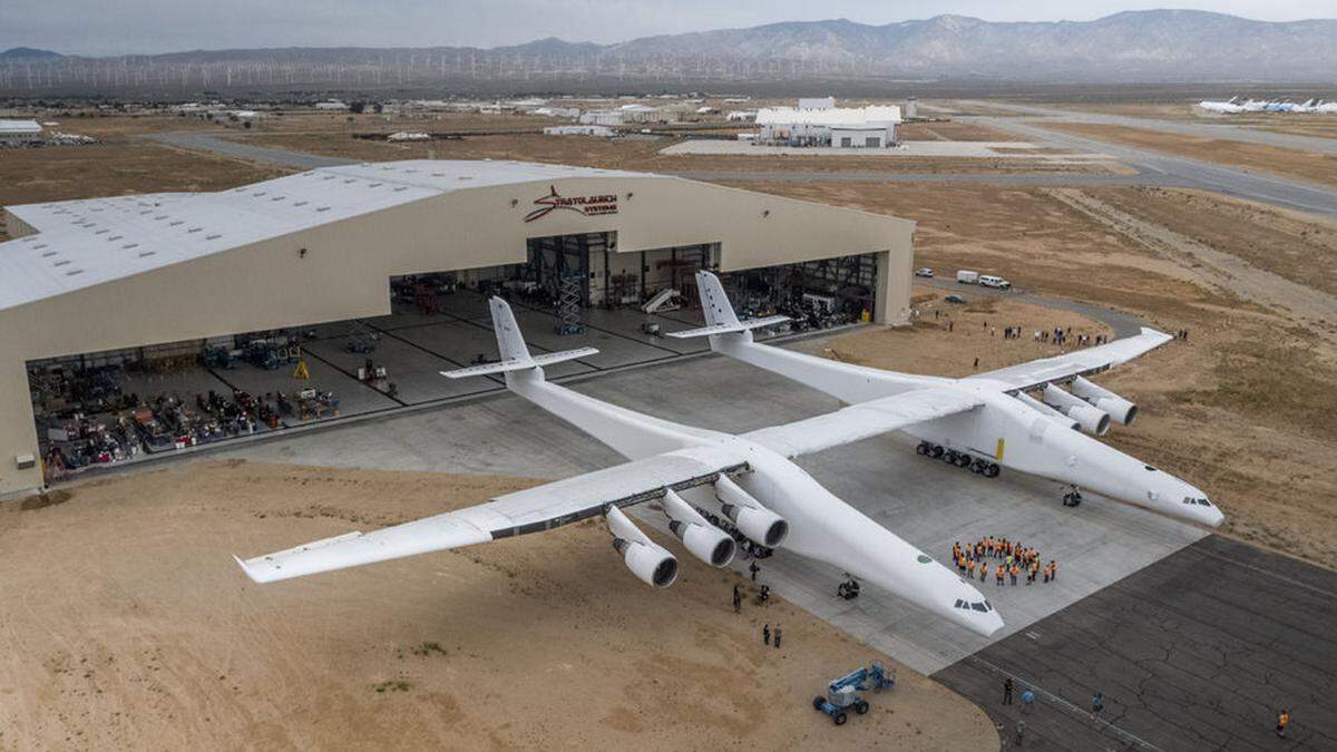 Die &quot;Stratolaunch&quot; vor ihrem hangar in der Mojave-Wüste