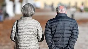 ABD0049_20251107 - WIEN - ÖSTERREICH: ++ THEMENBILD ++ Gesellschaft / Demografie / Bevölkerung / Bevölkerungswachstum / Bevölkerungsentwicklung / Familie / Pensionisten / Pensionen / Ruhestand / Pension. Im Bild: Ein älteres Pärchen aufgenommen am Dienstag, 4. November 2025, im Schönbrunner Schlosspark. - FOTO: APA/HELMUT FOHRINGER