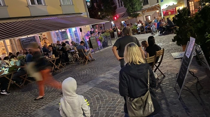 Als im Juni erstmals Konzerte wieder erlaubt waren, gingen die vier Wirte der Klagenfurter Osterwitzgasse in die Offensive: Martin Heigl (Restaurant Panima), Margit Kostwein ( Cafe-Bar Kosterei), Christian Lang (Weinbar Mariquita) und Ralf Sellak (Gasthaus Zum heiligen Josef) luden unter dem Motto "Kummts eina" auf die "Piazza Osterwitz".