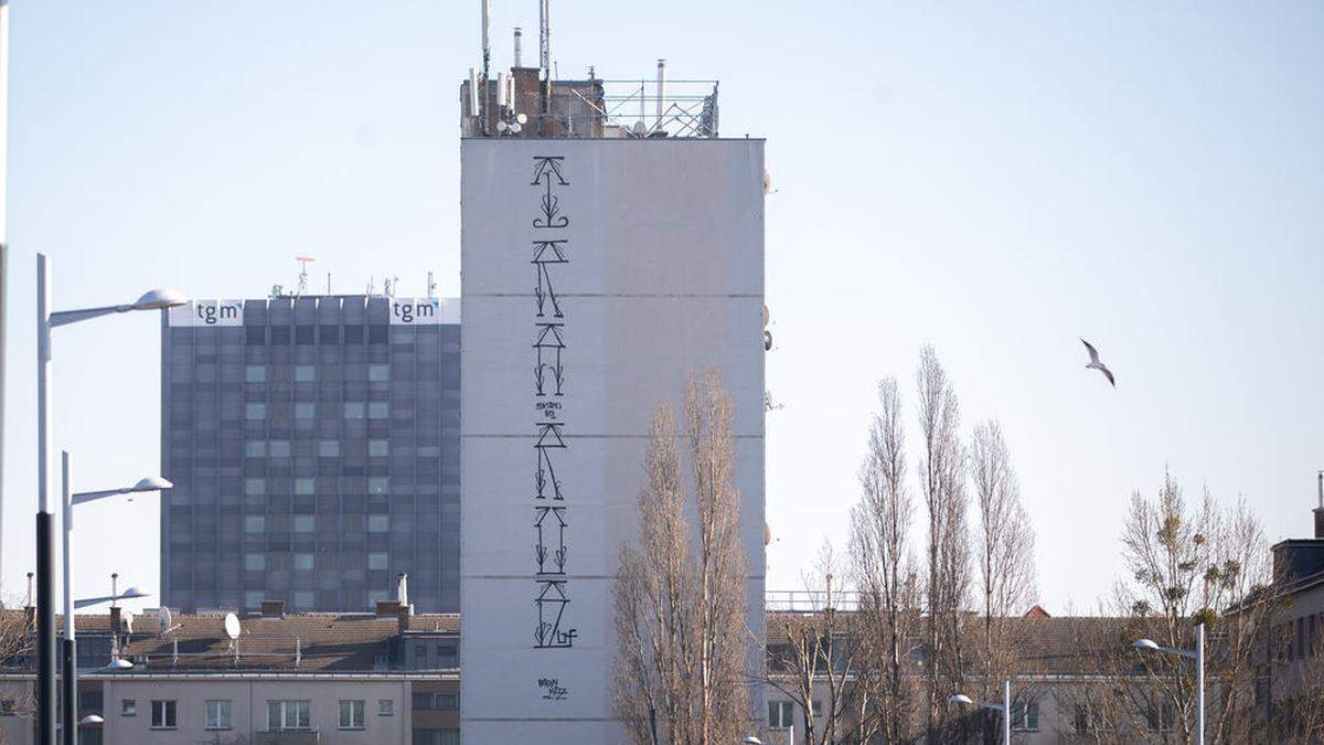 Der eher schwer zu entziffernde Schriftzug &quot;Ikaruz&quot; wurde vom deutschen Graffiti-Kollektiv &quot;Berlin Kidz&quot; gesprayt - allerdings ohne Genehmigung