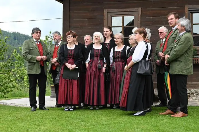 Gemischten Chor Sirnitz unter der Chorleitung von Heinrich Leeb und Obmann Franz Puggl.