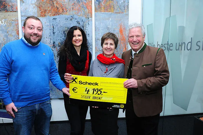 Nach 10 Jahren kann man beim "Stillen Advent" schon von einer Institution sprechen. Bei insgesamt 7 Konzerten konnte dieses Jahr ein Erlös von 4195 Euro erzielt werden.Die beiden Organisatoren des "Stillen Advents" Richi Di Bernardo und seine Tochter Daniela übergaben die Summe an Chefredakteurin Antonia Gössinger und Albert Lesjak.Richi Di Bernardo lobte die Einrichtung "Kärntner in Not" als "wichtige regionale Initiative" und stellte vor allem heraus, "dass bei Kärntner in Not jeder Cent an bedürftige Menschen im Land geht und kein Spendengeld für die Verwaltung aufgewendet wird".