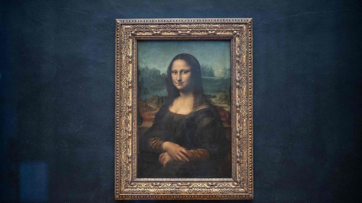 Mona Lisa oder La Gioconda von Leonardo da Vinci hängt im Louvre Museum in Paris