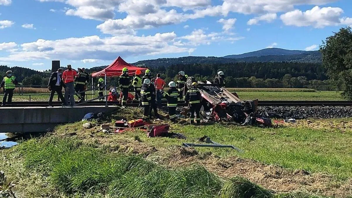 Polizei, Rettung und Feuerwehr sind nach dem schweren Unfall im Einsatz